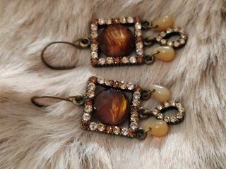 Pendientes cuadrados con piedras marrones y dorada