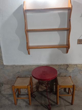 Conjunto mesa y 2 banquitos + estantería