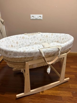 Moisés bebé con base de madera