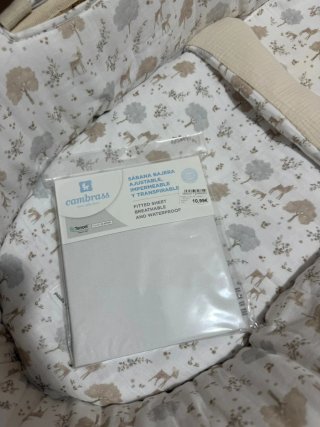 Moisés bebé con base de madera