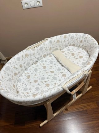 Moisés bebé con base de madera