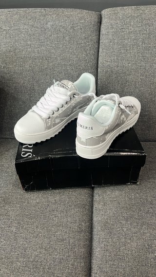 Zapatillas Numeris grises y blancas
