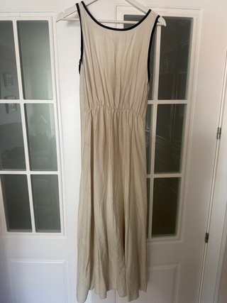 Vestido largo beige con detalles negros