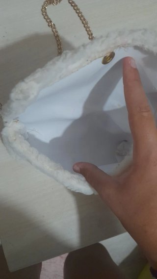 Bolso blanco con cadena dorada