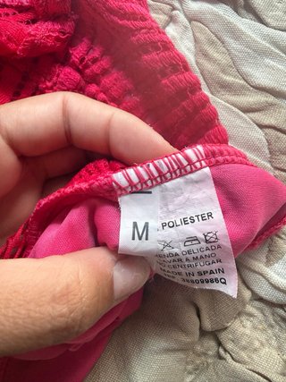 Top sin mangas rojo con encaje