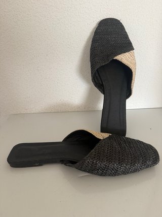 Zapatos destalonados beige y negro