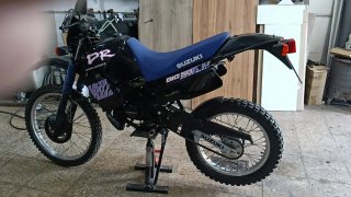 Suzuki DR Big Enduro Negra Restaurada
