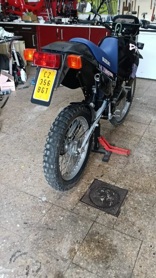 Suzuki DR Big Enduro Negra Restaurada