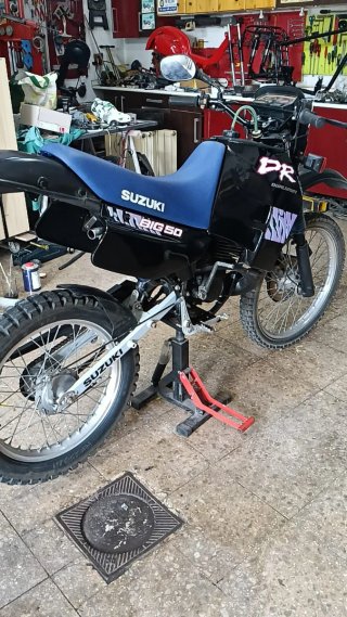 Suzuki DR Big Enduro Negra Restaurada
