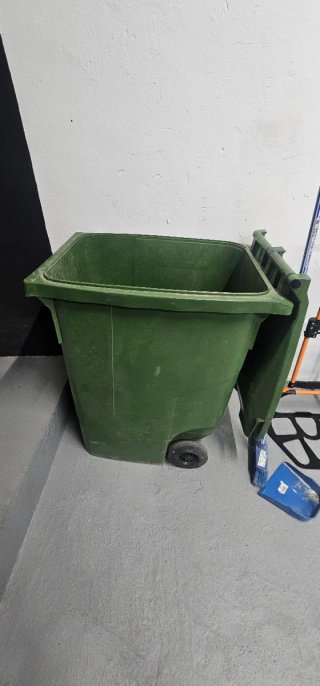 Cubo basura grande con ruedas
