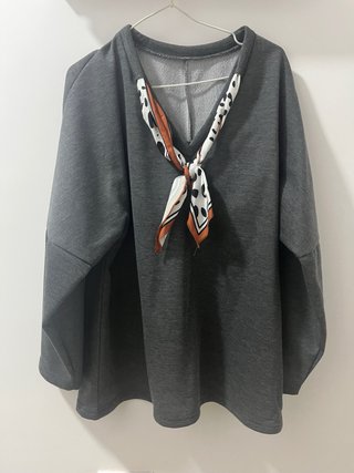 Blusa gris con pañuelo talla L