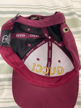 Gorra Gucci Roja con Logo Dorado