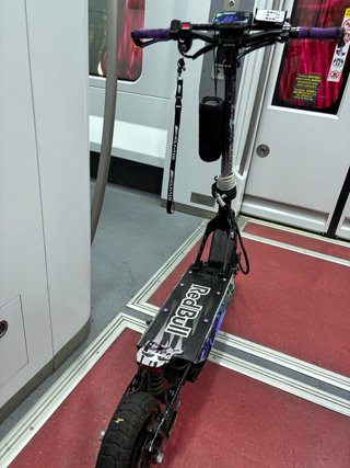 Patinete Eléctrico Red Bull