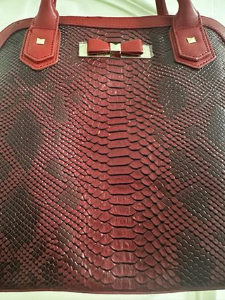 Elegante Bolso V burdeos efecto pitón sofisticado