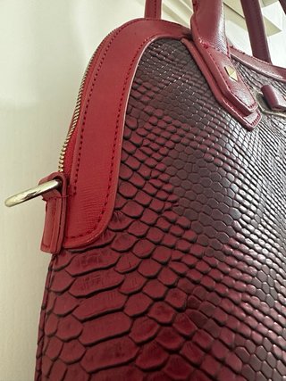 Elegante Bolso V burdeos efecto pitón sofisticado