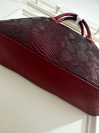 Elegante Bolso V burdeos efecto pitón sofisticado
