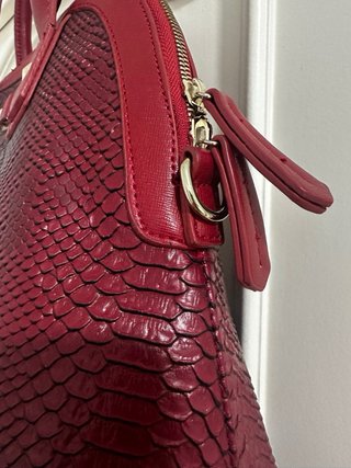 Elegante Bolso V burdeos efecto pitón sofisticado
