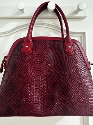 Elegante Bolso V burdeos efecto pitón sofisticado