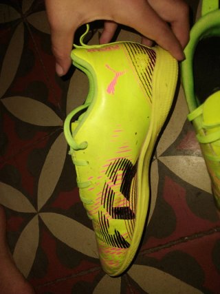 Sapatillas de fútbol verdes y rosas