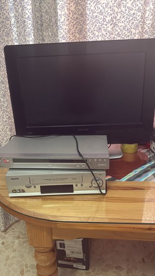 TV Philips + DVD + VHS Sanyo