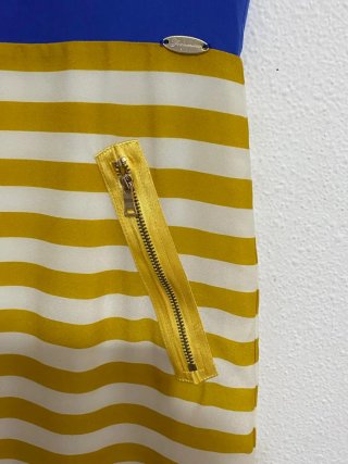 Vestido azul y amarillo con rayas