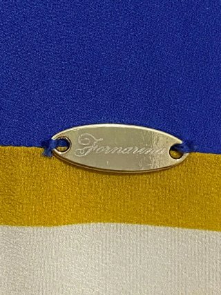 Vestido azul y amarillo con rayas