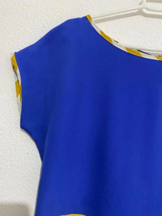 Vestido azul y amarillo con rayas