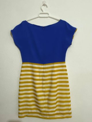Vestido azul y amarillo con rayas