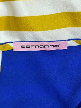Vestido azul y amarillo con rayas