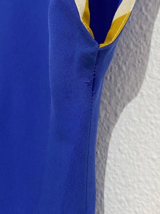 Vestido azul y amarillo con rayas