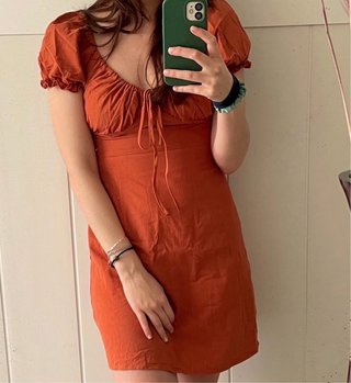 Vestido corto naranja con lazada