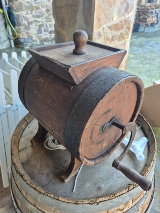 Mantequera antigua de madera
