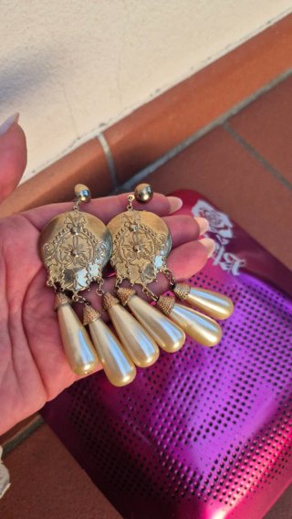 Orecchini pendenti dorati con perle