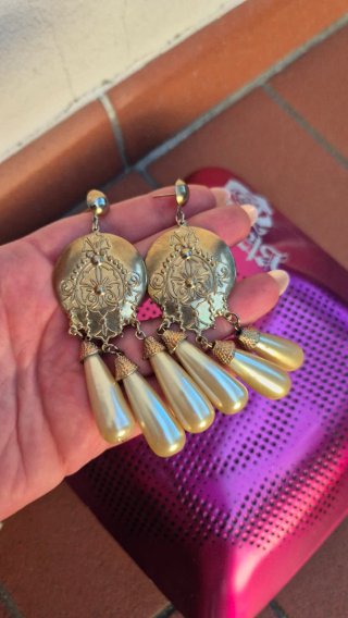 Orecchini pendenti dorati con perle
