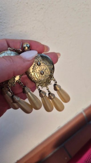 Orecchini pendenti dorati con perle
