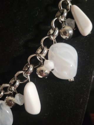 Collar plateado con colgantes blancos