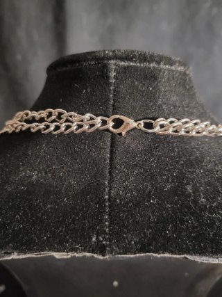 Collar plateado con colgantes blancos