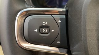 VOLVO XC40 2.0 B3 MHEV PLUS DARK DCT 5P
