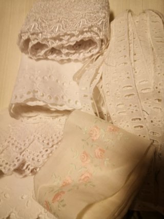 Pizzo Sangallo bianco e colorato