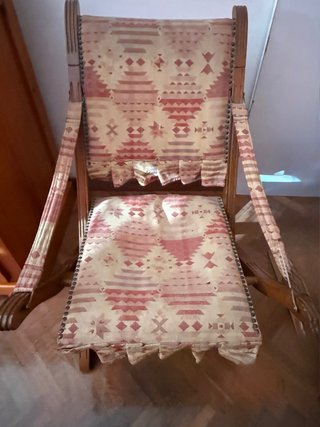 Silla de madera con tapizado geométrico