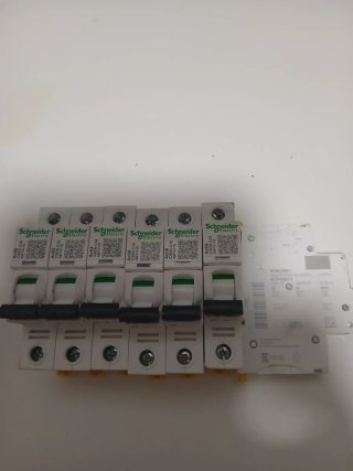 7-Interruptores Termomagnéticos Schneider A9F74116