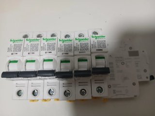 7-Interruptores Termomagnéticos Schneider A9F74116