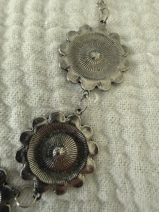 Collar plateado con flores
