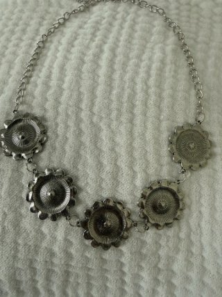 Collar plateado con flores