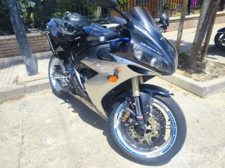 Yamaha R1 Sportbike edicion limitada Negra y Plat