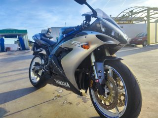 Yamaha R1 Sportbike edicion limitada Negra y Plat