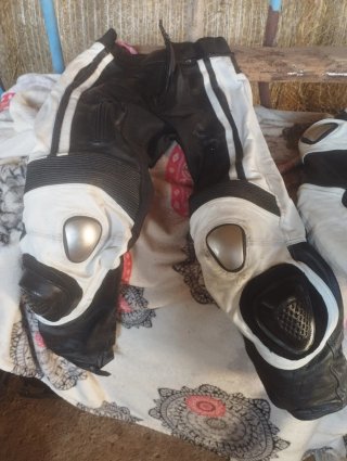 Mono de cuero Moto