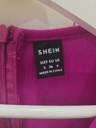 Vestido evento fucsia SHEIN cadena dorada