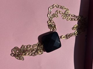 Collar Sovrani con colgante negro y cadena dorada
