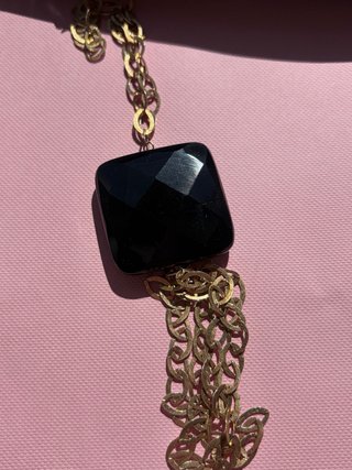 Collar Sovrani con colgante negro y cadena dorada
